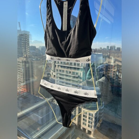 🆕 ALO YOGA 🧿 BNWOT Icon Ribbed Henley Sports Bra + Icon Thong Bundle - Size L - Picture 11 of 14